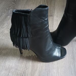 Vince Camuto Leather booties With Suede Fringes On Back (Black) A-15